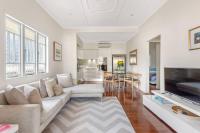 B&B Brisbane - Modern Twist + Old World Charm ~ 3Bed/2Bath/2Car - Bed and Breakfast Brisbane