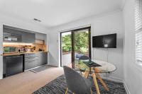 Noble House ~ Fully Self-Contained Guest Suite - 2 Bed/1Bath/1Car~Parklands + Transport - B&B Brisbane