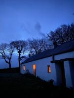 B&B Newcastle - Thistle Thatch Cottage and Hot Tub - Mourne Mountains - Bed and Breakfast Newcastle