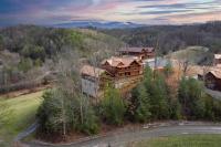 B&B Sevierville - Mountain Majesty ~ 28 Person Indoor Pool Cabin - Bed and Breakfast Sevierville