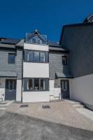 Beautiful 3 Bed Townhouse with Parking, close to Sea Front - B&B