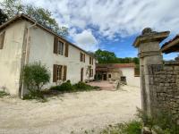 French Farmhouse Retreat with pool & superb views. - B&B Blanzac