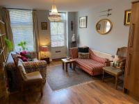 Beautiful town centre apartment with river terrace - B&B Macclesfield