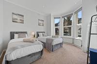 Entire 2 Bed Flat with Private Garden, minutes walk to Elizabeth Line - Chambres d’hôtes Ealing