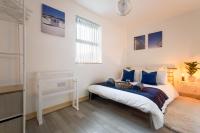 Large, newly renovated, three bedroom TOWN CENTRE split level apartment with free parking, sleeps seven - Walking distance to beach - B&B Bournemouth