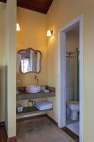 Zimmer mit Queensize-Bett und Whirlpool-Badewanne