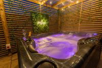Cosy Hideaway Cottage In Sileby - Private Hot Tub - Bed and Breakfast