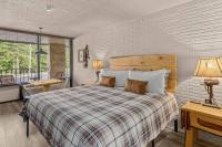 B&B Eureka Springs - Stonegate Lodge King Bed, WIFI, 50in Roku TV, Salt Water Pool Room #308 - Bed and Breakfast Eureka Springs