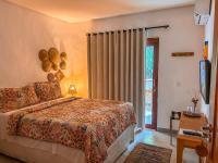 Suite con cama grande y balcón