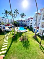 B&B Punta Cana - Beach and pool life - Bed and Breakfast Punta Cana