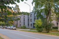 Dzintaru Beachside 1BR Apartment With Courtyard View, Walk to Nature & Sea - Chambres d'hôtes Jurmala