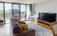 Sleek & Modern 32nd Floor Condo at the Waikiki Banyan - Free parking! condo - Bed and Breakfast