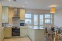 Cozy 2 Bed Retreat - Allocated Parking - Ferienwohnung