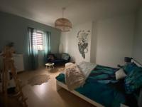 Zimmer mit Kingsize-Bett