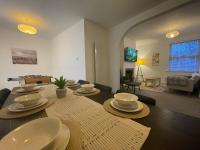 Impressive 4 Bed House Sleeps 8 Private Parking, Fast WiFi 2x Smart TVs Netflix & Foosball, Business Travellers Relocaters Leisure Welcome - B&B Haversham