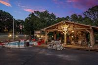 Stonegate Lodge King Bed WIFI 50 in Roku TV Salt Water Pool Room # 101 - Bed and Breakfast