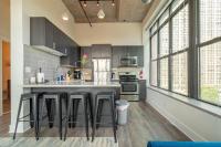 Bright 2BR Luxury Corner Suite with Optional Parking Sleeps 6 guests Near McCormick Place and Soldier Field - B&B Chicago