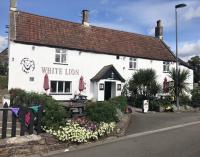 The White Lion Hotel, Church Road, Yate BS37 5BG Self-check-in FREE PARKING Walk away from the centre of Yate! - B&B Yate
