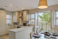 Stylish Windsor Getaway w/ Balcony - Free Parking - Ferienwohnung