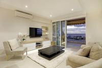 Dolphin Beach H106 by HostAgents - B&B