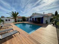 Maison moderne avec piscine - B&B