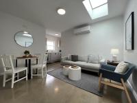 Irene June Coastal Retreat - B&B Lakes Entrance