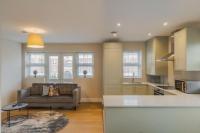 Chic 2 Bed Flat - Balcony - Allocated Parking - Chambres d’hôtes