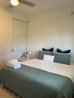 B&B Blacktown - Charming & Cozy 2BR Cottage - Bed and Breakfast Blacktown