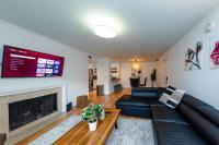 Mins to Broadway Large 2Br-2Ba family unit for up to 6 guests with Private Balcony and Optional private parking - B&B