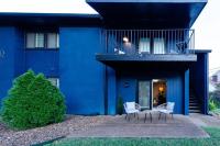 Bright & Cozy 2BR Family Suite Sleeps 6 with Private Balcony and Optional Parking Near Centennial Park & Broadway - B&B