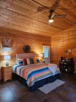 Near Beaver Lake, King BedJetted TubFire Pit #4 - B&B Eureka Springs