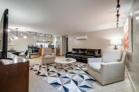 Downtown Deluxe King Suite w/Kitchen – Unit 6
