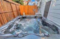 AccessibleGem 3BR Jacuzzi & Air Hockey Sleeps 13 Chinatown - B&B Houston