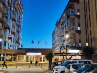 Hercules Paradise 531 - Mediterranean Sea View Terrace - Resort Pools & Gardens - 10 Min Beach - Central Benalmadena - Train to Airport & Malaga - Fast Private WiFi - Remote Work and FireTV ready - Chambres d'hôtes Benalmádena