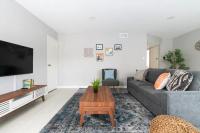 5 Mins to DT Alhambra - Homey 2BR Apt 4A - B&B Alhambra