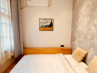 Deluxe Suite with Bathtub