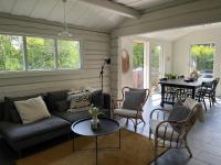 Cozy Retreat with Modern Charm - Bed and Breakfast Hjärnarp