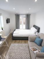 Swan Lake Lodge & free parking - B&B Cardiff