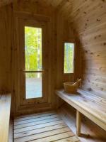 Lux Winter Getaway with Hot Tub, Sauna, EV charger - Bed and Breakfast Haliburton