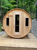Lux Winter Getaway with Hot Tub, Sauna, EV charger - Bed and Breakfast Haliburton