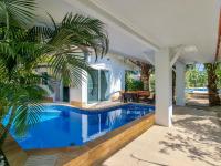 Tina's Living Paradise - Guesthouses with private pool, 5 min to beach - B&B Rayong