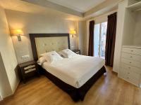 Habitación con cama extragrande y ducha a ras de suelo - Adaptada para personas con movilidad reducida