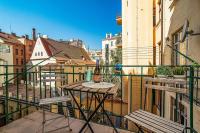 Charming Apartment with Balcony in Pařížská street - B&B Praga
