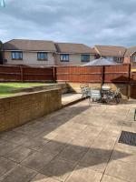 Three double bedrooms detached house, 5 minutes walk to the beach and with private parking, perfect for a family! - B&B
