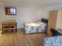 Spacious Studio Flat - B&B