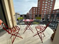 Bright sunny flat 2 bedrooms 750 sqft + free PKG - B&B