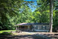 Bern's Summit Solitude: Stream-Front Serenity - Bed and Breakfast Confluence