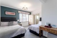 B&B Edgware - Room in Guest room - Family room with private bathroom - Bed and Breakfast Edgware