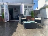 B&B Penarth - The Little Lodge - seaside town of Penarth nr Cardiff - Bed and Breakfast Penarth