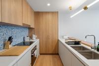 B&B Brisbane - The Roocrest - Kangaroo Point Brand New 2BR with Parking - Bed and Breakfast Brisbane